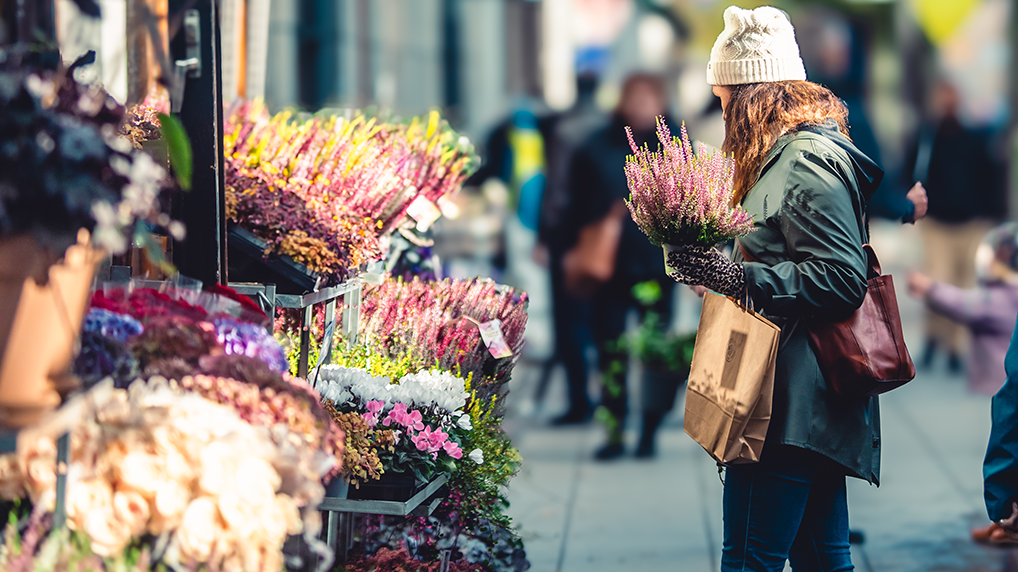 Kvinna köper ljung vid blomsterbutik