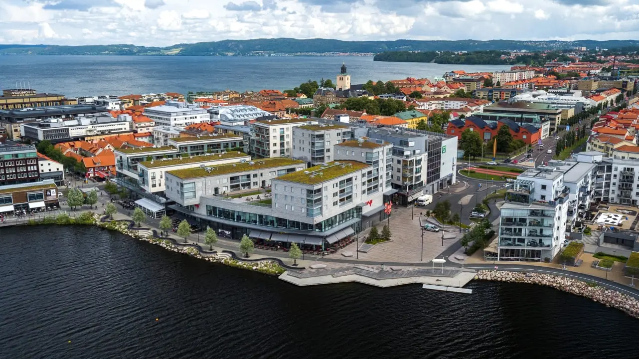 Vybild över stad och vatten.