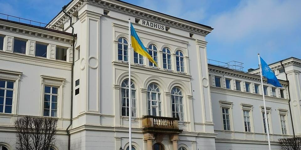 Ukrainska flaggan hissad utanför Rådhuset i Jönköping.