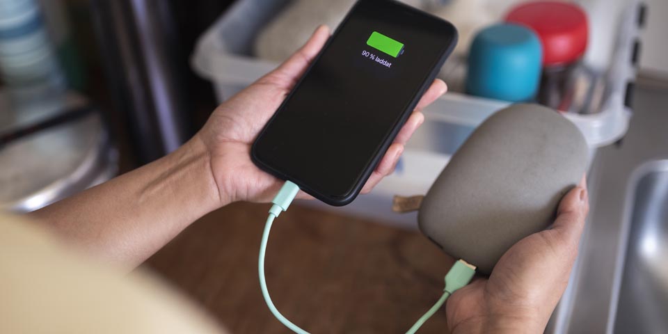 Mobiltelefon laddas med powerbank.