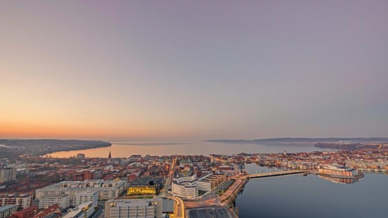 Vy över centrala Jönköping och Vättern