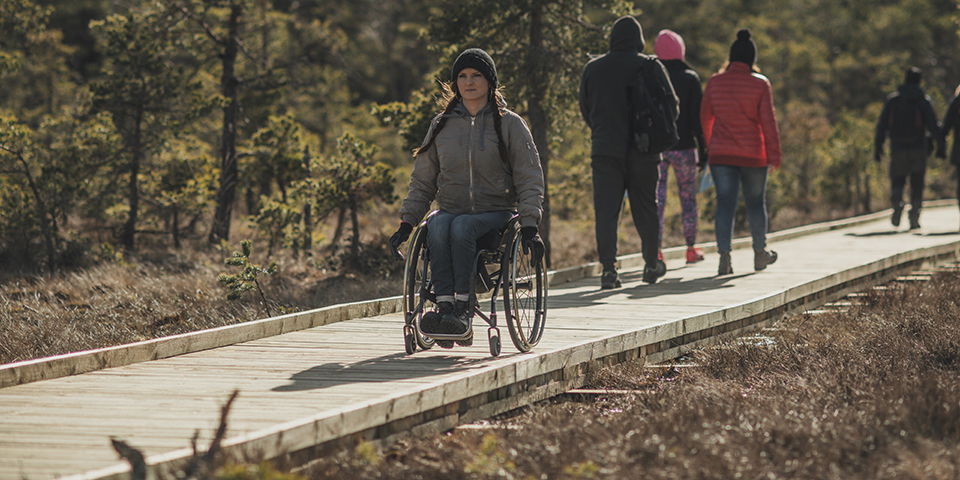 Kvinna i rullstol på spängerna på Dumme Mosse
