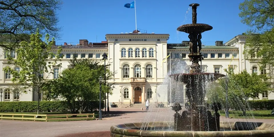 Rådhuset i Jönköping med fontän i förgrunden.