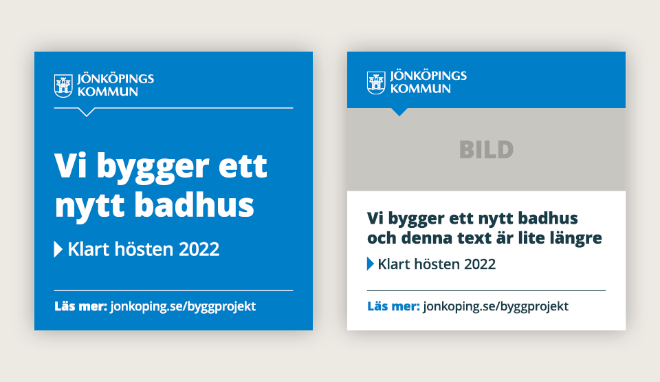 Exempel på två byggskyltar. En skylt är på blå platta med vit text .Den andra texten är på vit platta med texten i svart. "Vi bygger ett nytt badhus". Logotypen uppe till vänster på båda skyltar.