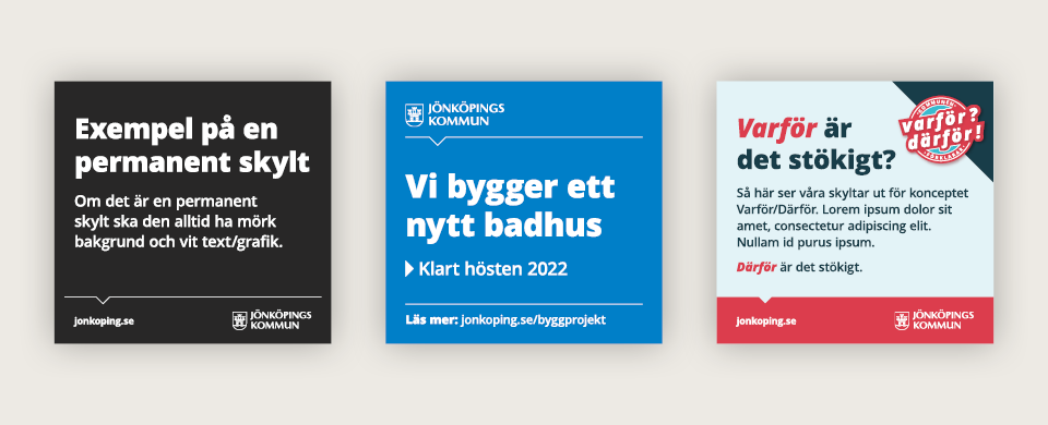 Tre olika exempel på informationsskyltar i storlek 100x95. En skylt på svart platta med vit text, en skylt på blå platta med vit text och en skylt på grå platta med röd och svart text. På samtliga skyltar finns logotypen för Jönköpings kommun.