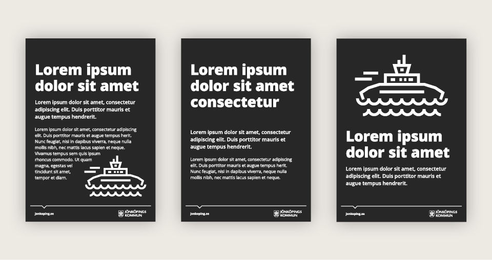 Exempel på tre mindre informationsskyltar, samtliga med svart platta och vit text och med logotypen placerad i nedre högra hörnet.
