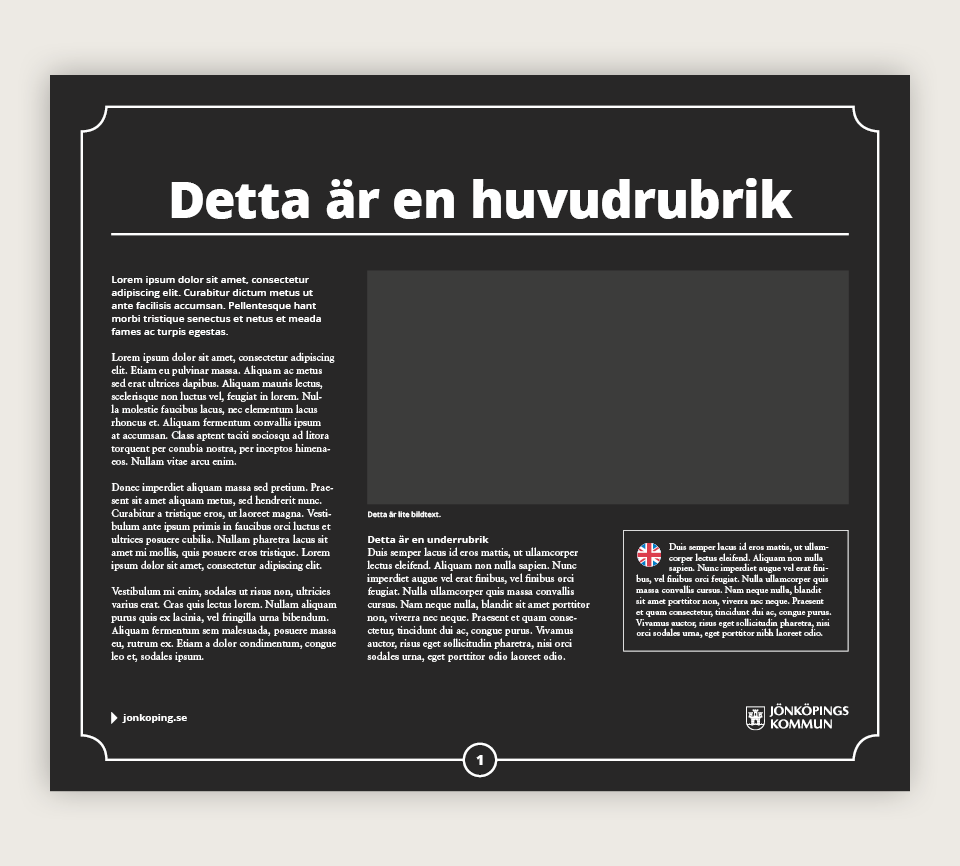 Exempel på notställsskylt för Tändsticksfabriken. Svart platta med vit text i tre spalter. Logotypen placerad nere till höger.