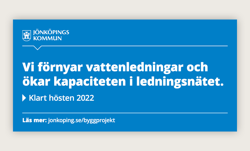 Exempel på en banderoll med blå platta och vit text. Logotypen placerad i övre vänstra hörnet.