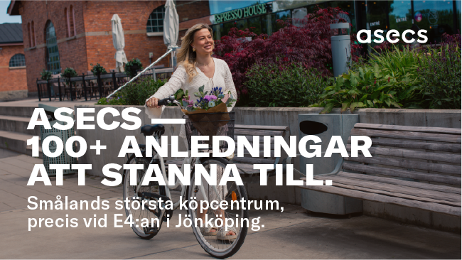 En somrigt klädd kvinna som leder en cykel med blommor i cykelkorgen. I bakgrunden ser man ett grönskande Asecs köpcentrum. Texten i förgrunden säger 