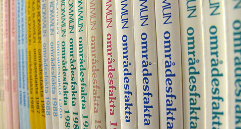 Bokryggar med texten "områdesfakta".