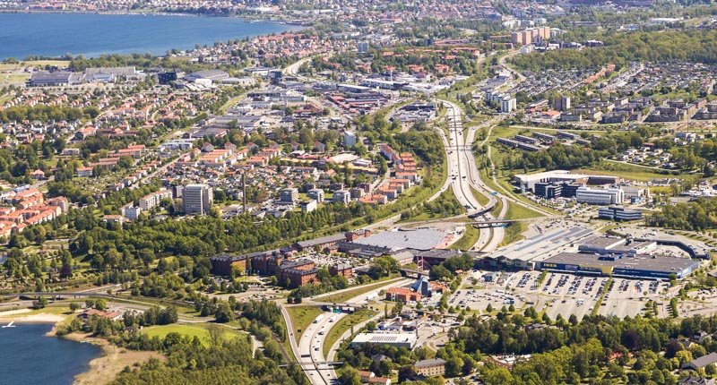 Vy över Jönköping med hus, vägar och grönområden.