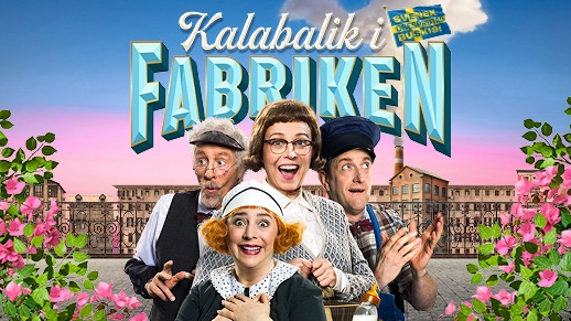 Två män och två kvinnor står framför en fabriksbyggnad. På sidorna av bilden är det rosa blommor. Bildtext: Kalabalik i Fabriken.