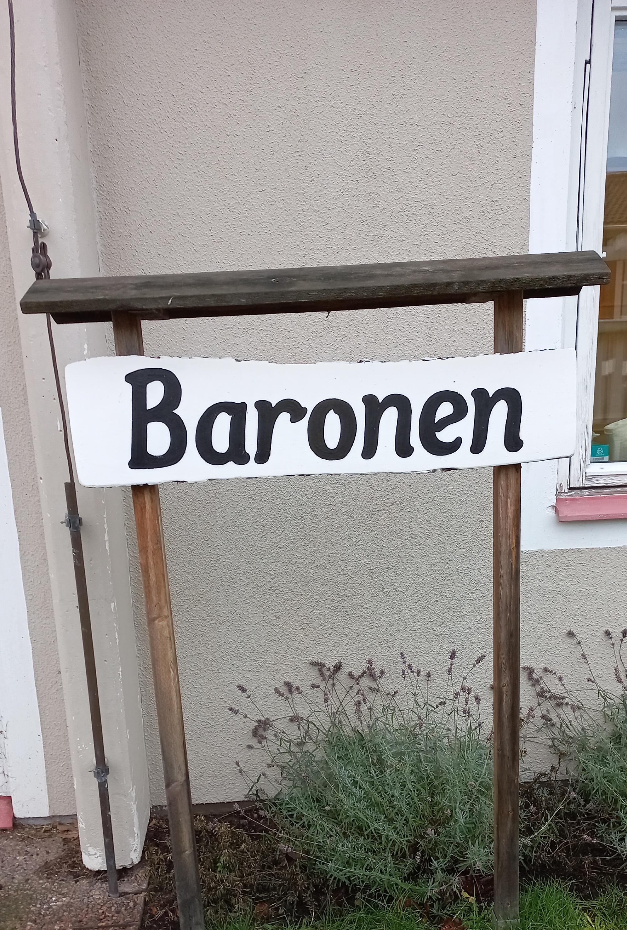 Skylt där det står 