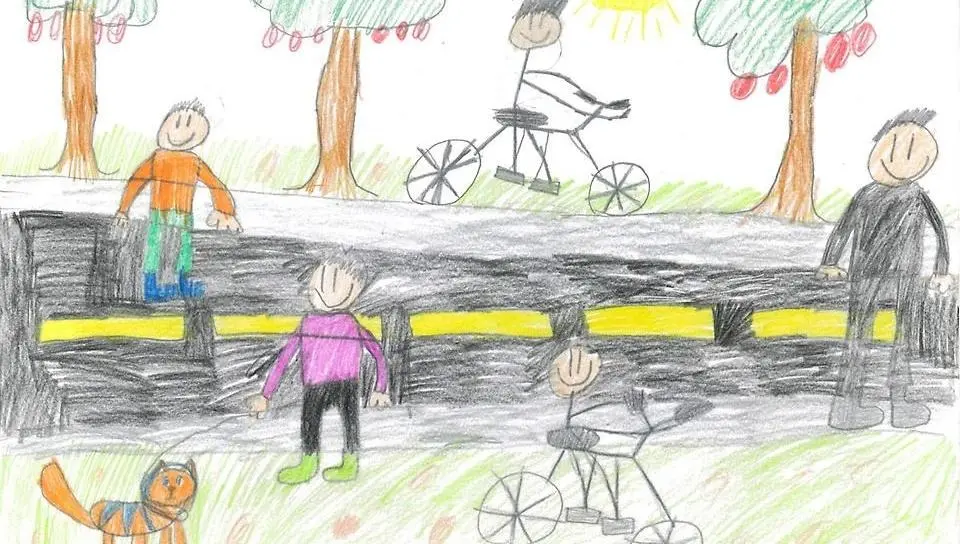En teckning som föreställer tre personer som går på en gata varav en har ett djur i koppel, och två personer som cyklar. Längs gatan finns träd och solen skiner.