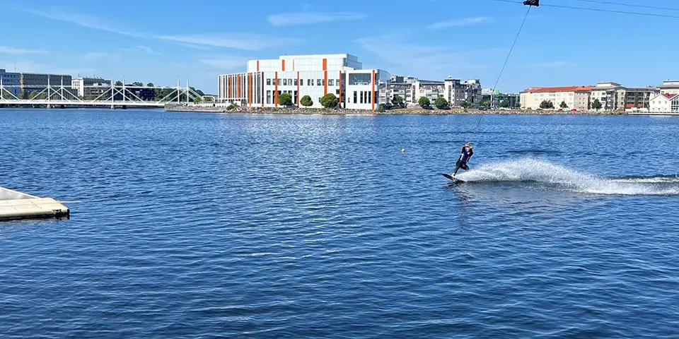 wakeboardpark en i munksjön, en som åker wakeboard.