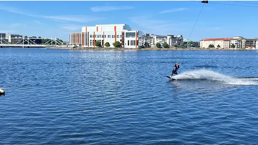 En person som åker wakeboard