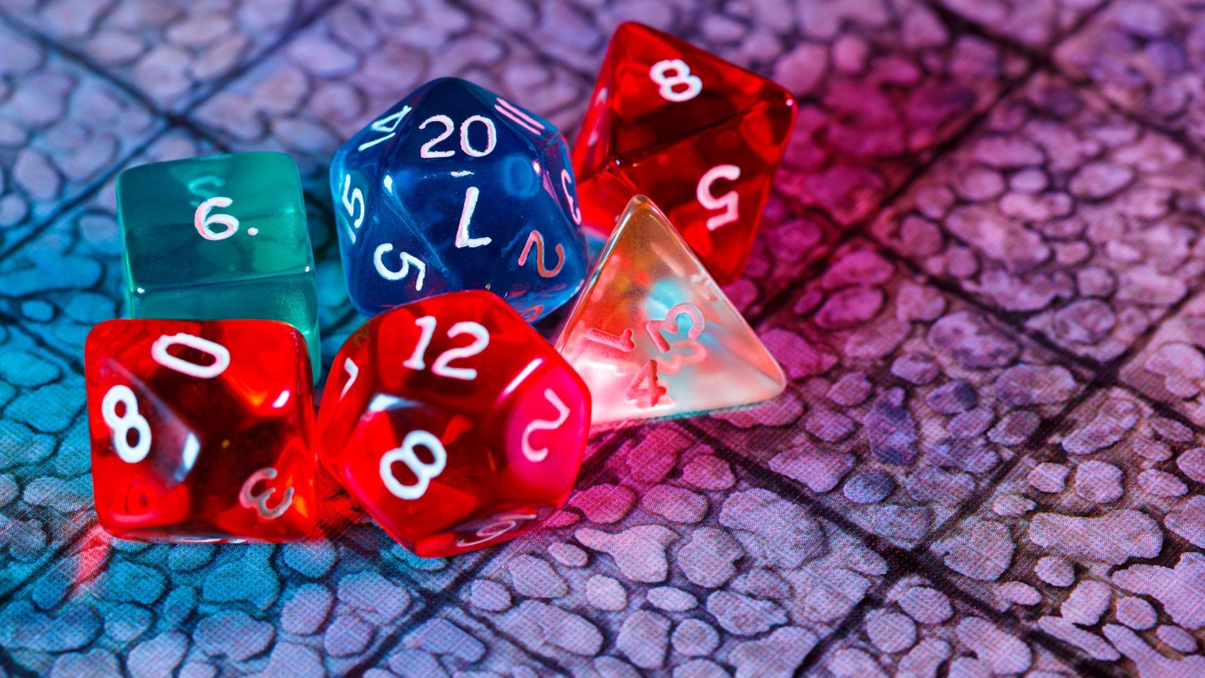 Sex färgglada rollspelstärningar liggande på en spelplan