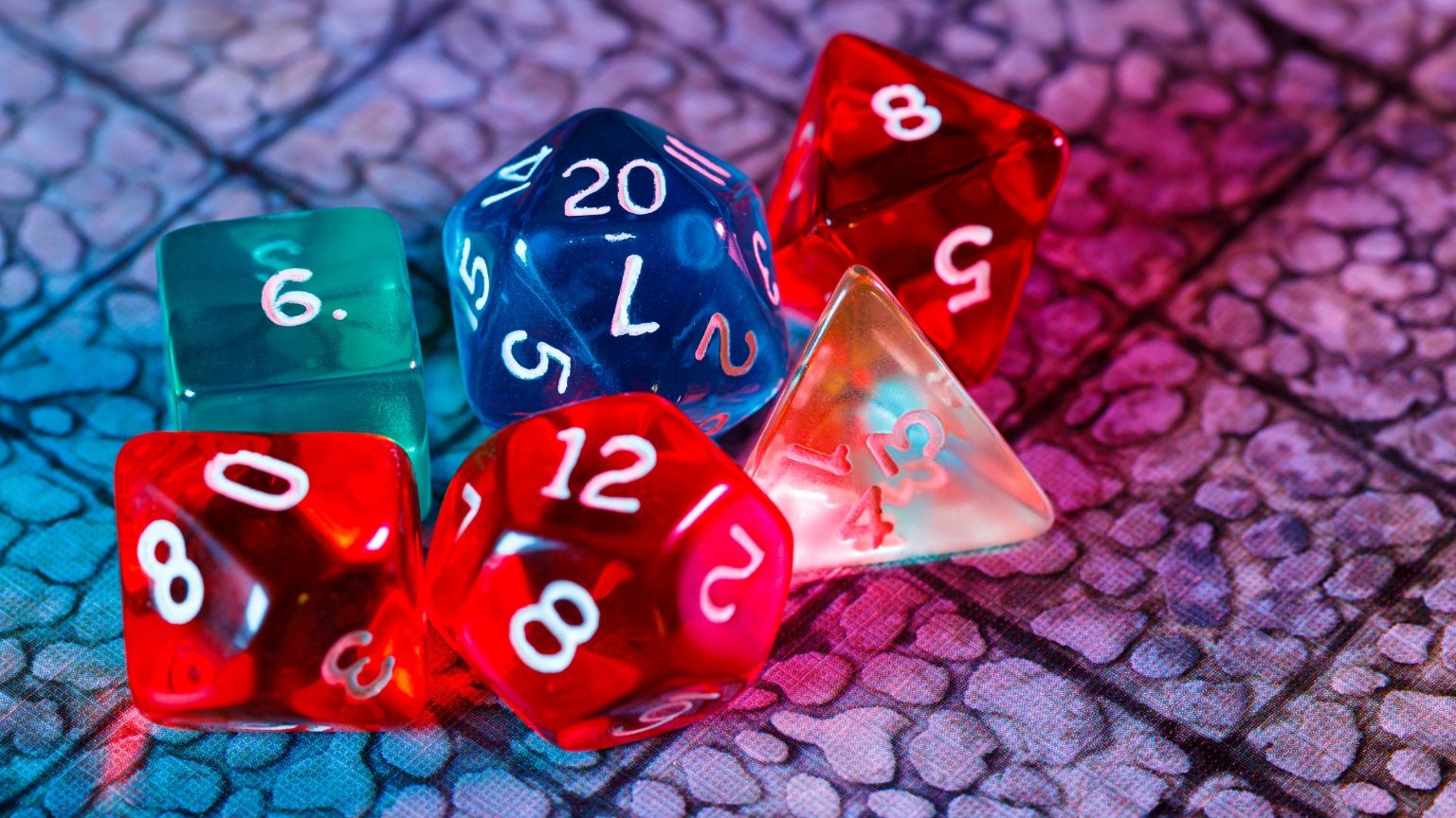 Sex färgglada rollspelstärningar liggande på en spelplan