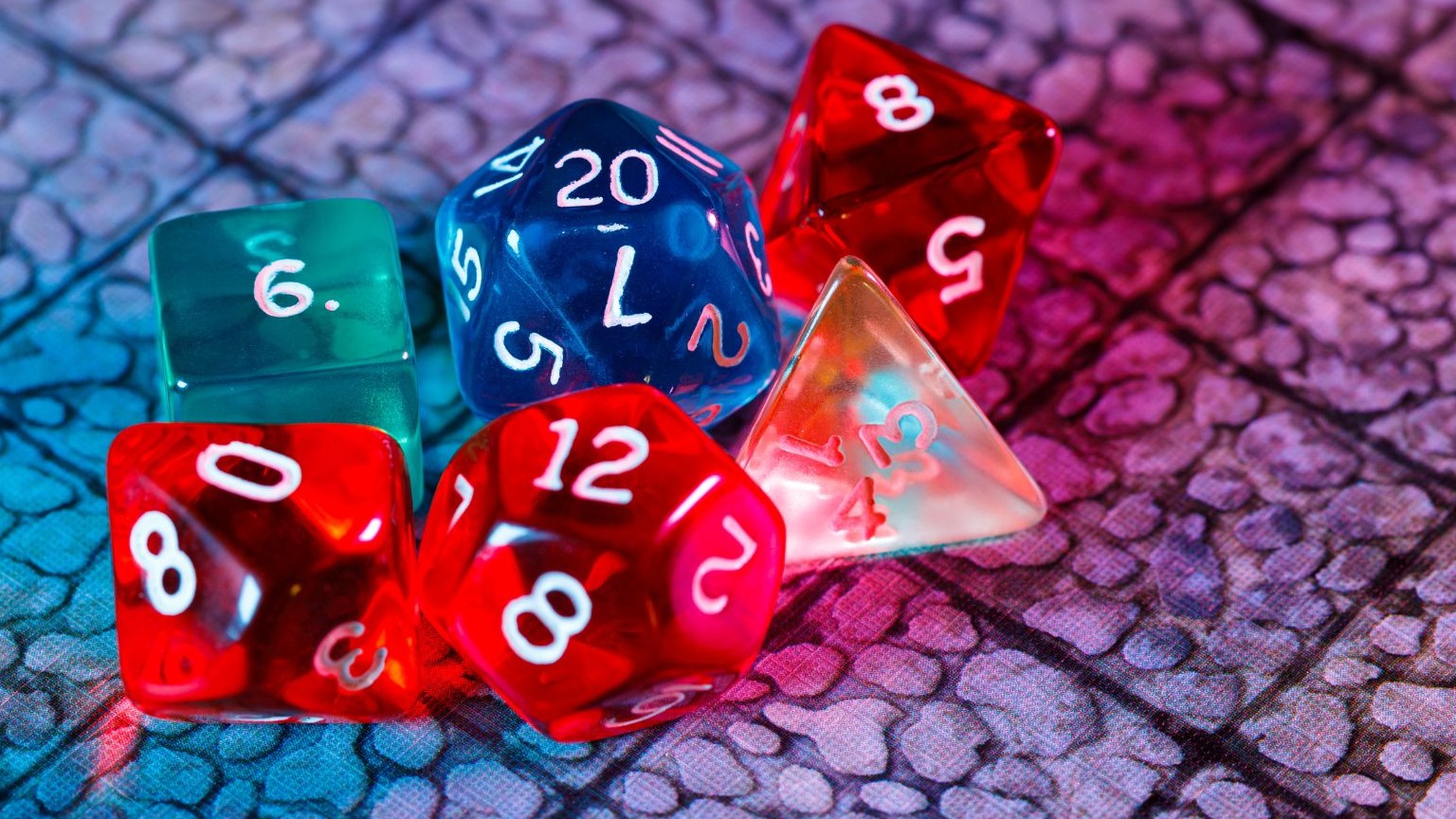 Sex färgglada rollspelstärningar liggande på en spelplan