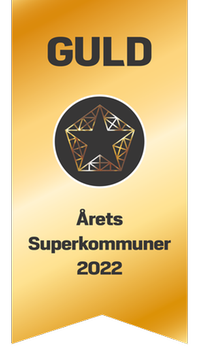 Guldfärgad vimpel med en stjärna och texten "GULD Årets Superkommuner 2022".