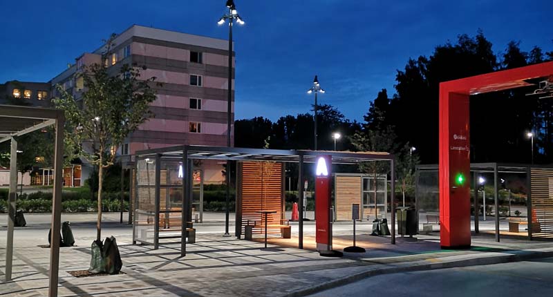 Råslätt resecentrum i kvällsljus med bland annat busshållplatser och väderskydd.