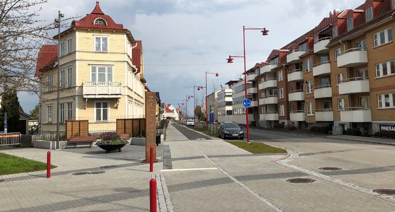 Vättergatan med gång- och cykelstråk, belysning och bilväg. Snyggt stensatt i korsning.