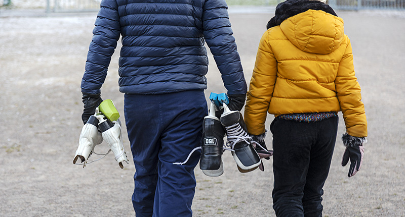 Två barn som åker inlines