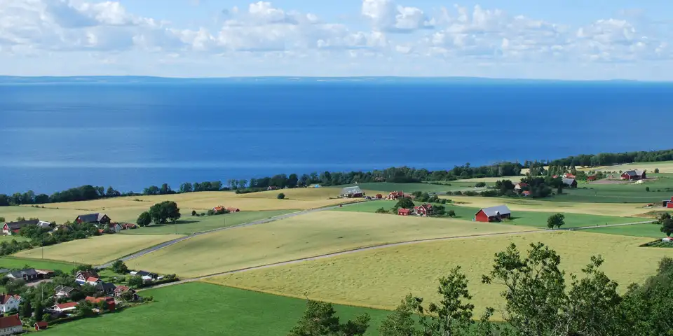 Vy över Uppgränna med Vättern i horisonten.