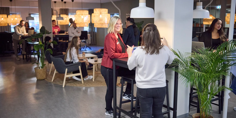 Samtal mellan två kvinnor på Lärcentrum.