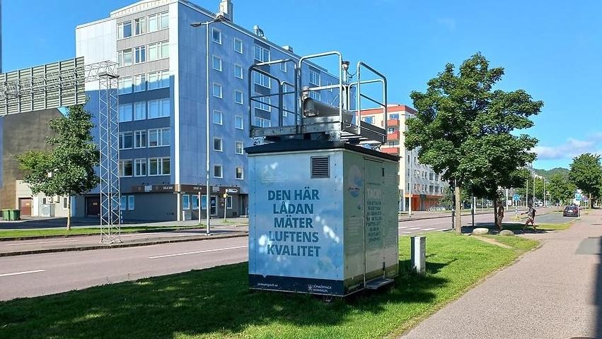 Stor fyrkantig låda som innehåller mätutrustning för att mäta luftkvalitet