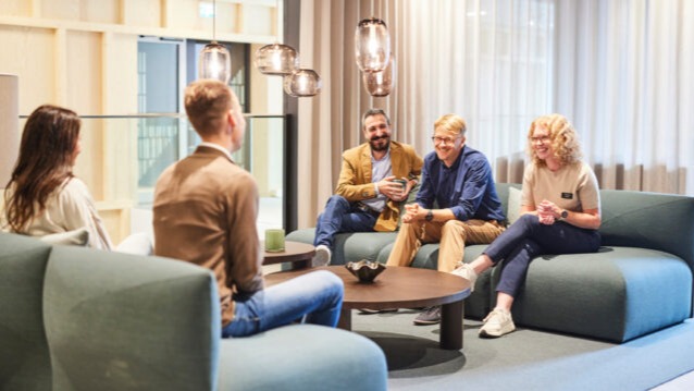 Grupp av människor som sitter och diskuterar 