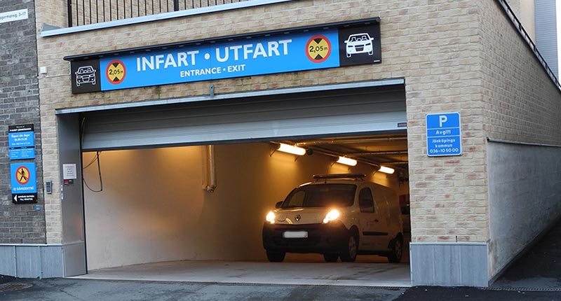 En bil som kommer upp ur garaget.