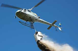 Kalkning av våtmark med helikopter.