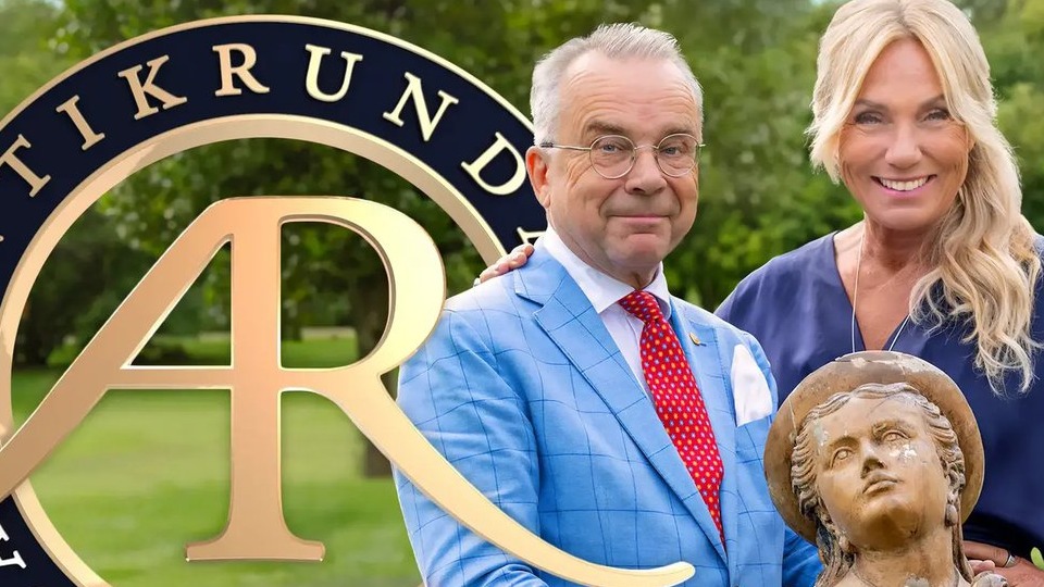 en man och en kvinna håller i gammal staty