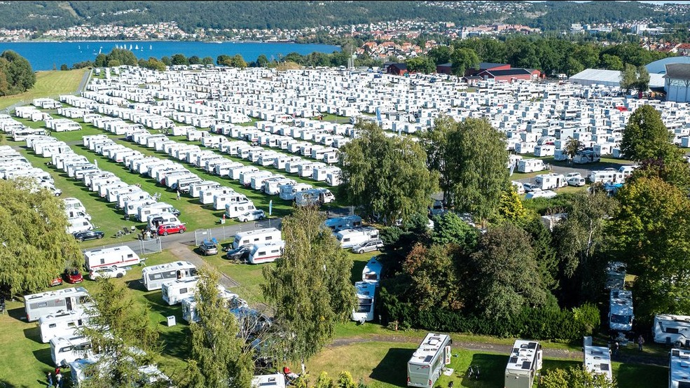 Massor med husvagnar på rad