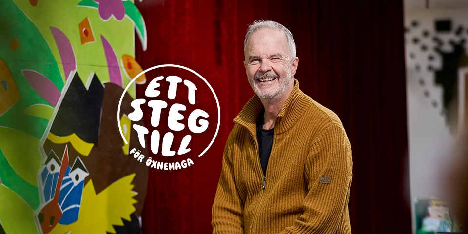 En man sitter i ett rum med djungeldekorationer.