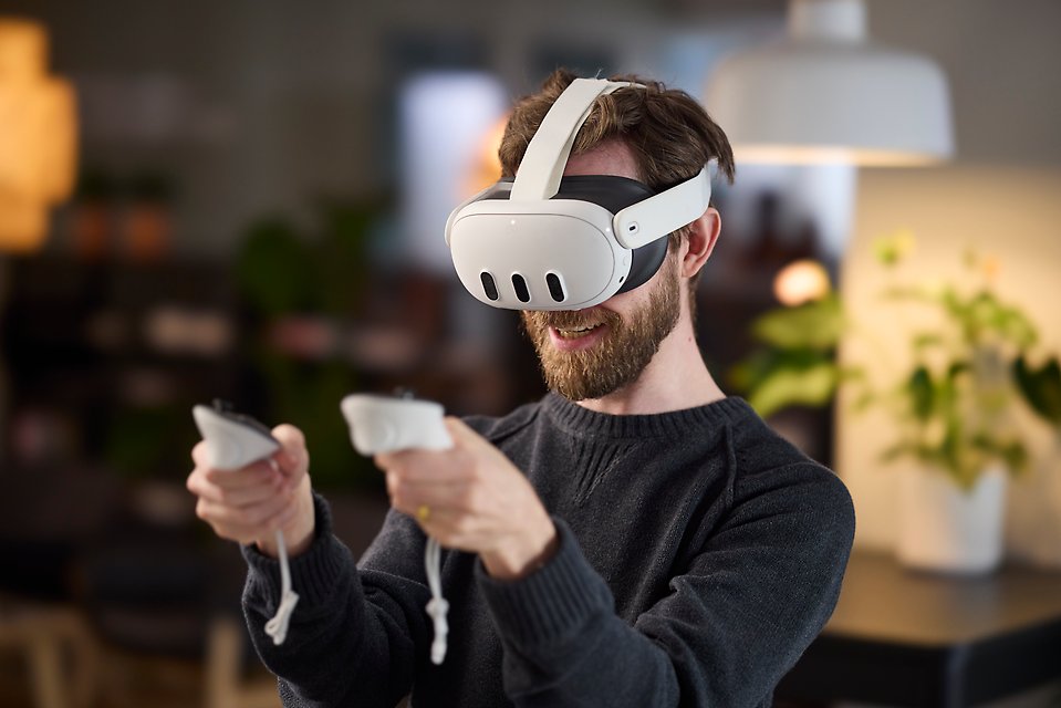 Man som använder VR-utrustning (virtual reality)
