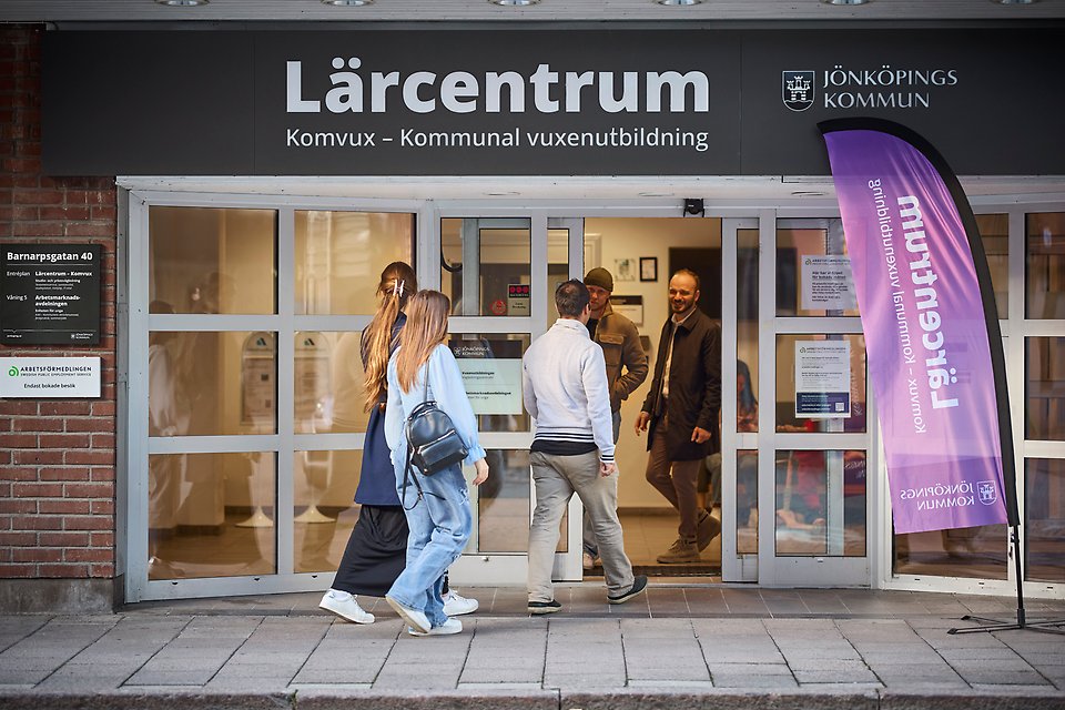 En grupp människor som möts i entrén till Lärcentrum