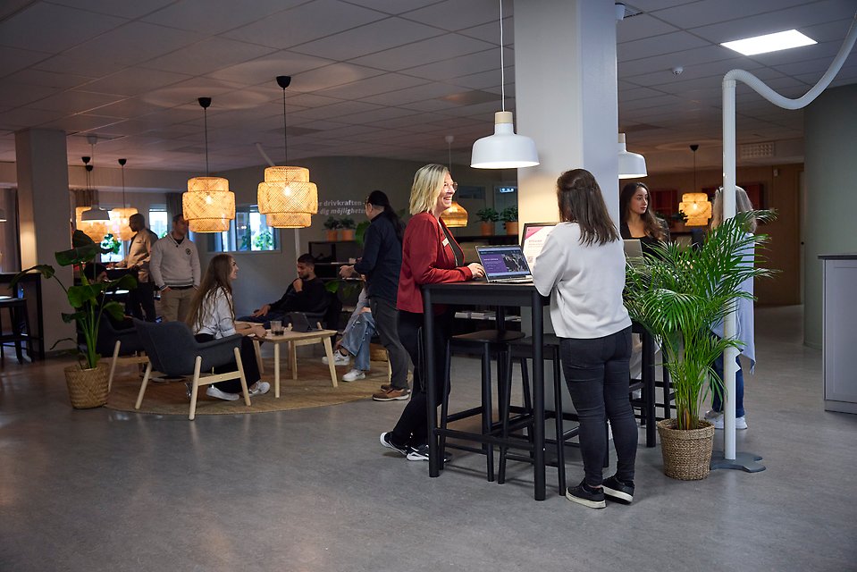 Besökare på Lärcentrum som samtalar med studie- och yrkesvägledare